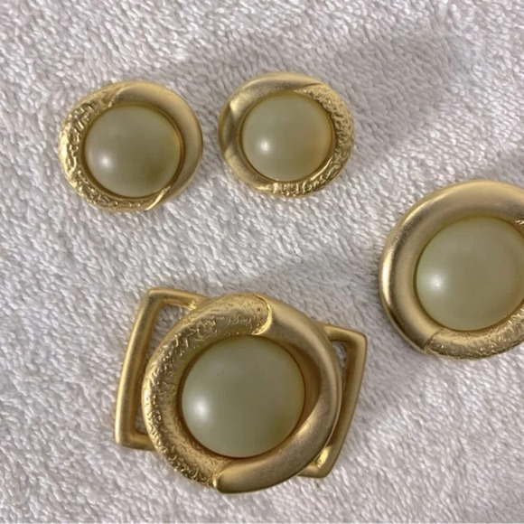 Vintage Gold Tone Frosted Green Glass Clip On Earrings Pendant Scarf Clip Set - Picture 5 of 7